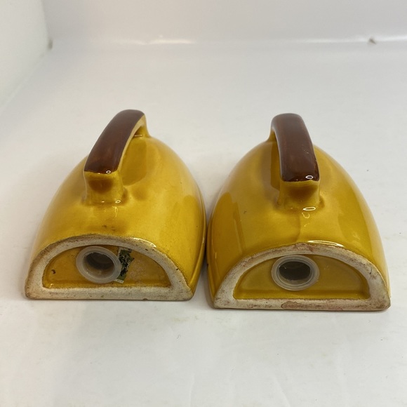 Vintage Salt and Pepper Shakers Irons British Columbia Souvenir 4” tall - Picture 7 of 11